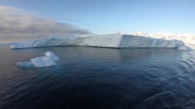 Antarktika 'daki eriyen buzuldan yüzen dev buzdağı.