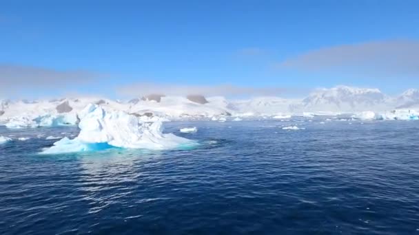 Gigantyczna pływająca góra lodowa z topniejącego lodowca na Antarktydzie — Wideo stockowe