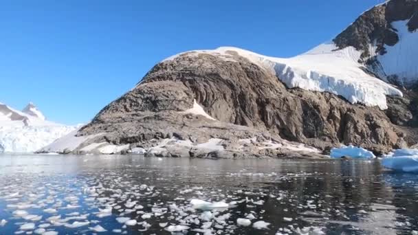 Iceberg géant flottant de la fonte des glaciers en Antarctique — Video