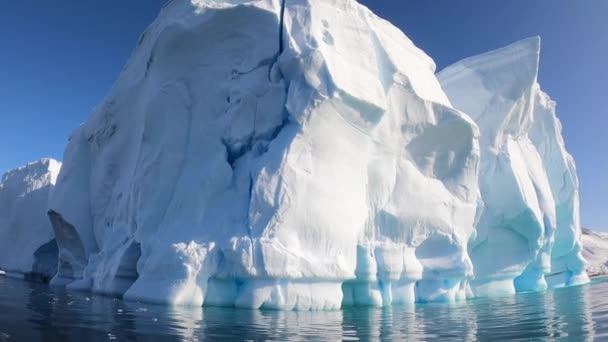 Reuzenijsberg uit smeltende gletsjer op Antarctica — Stockvideo
