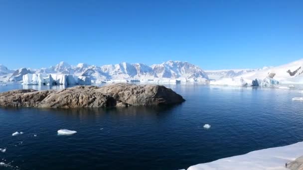 Iceberg géant flottant de la fonte des glaciers en Antarctique. — Video