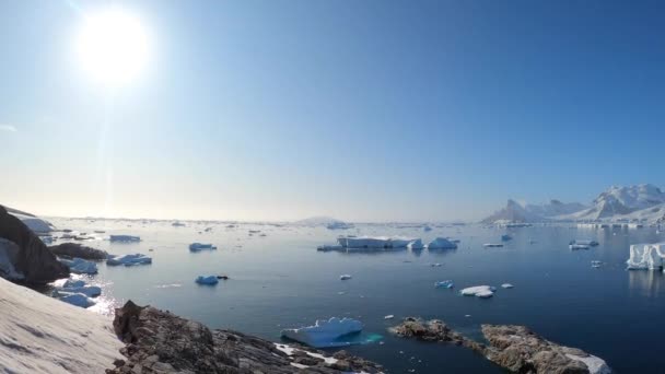 Gigantyczna pływająca góra lodowa z topniejącego lodowca na Antarktydzie. — Wideo stockowe