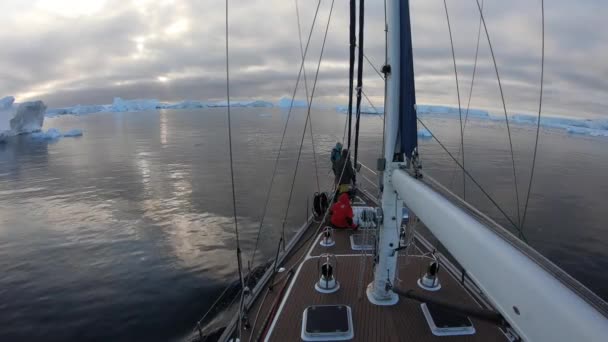 La puesta de sol frente a la costa de la Antártida. — Vídeo de stock