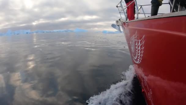 Ledoborec proplouvá Antarktickým ledem. — Stock video