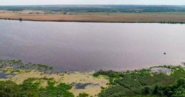 Uçan kuadkopterden Volga nehri hava görüntüsü.