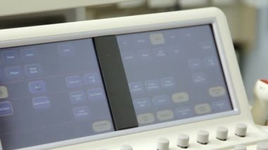 Kadın eli ve ultrason muayene ekipmanı..