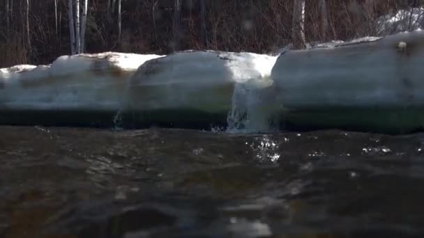 Laat water vallen op de videocamera in de berg rivier Temnik in Siberië van Rusland. — Stockvideo