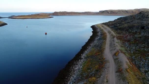 Σταθμός για καταδύσεις Dalniye Zelentsy στο Barents Θάλασσα εναέρια άποψη. — Αρχείο Βίντεο