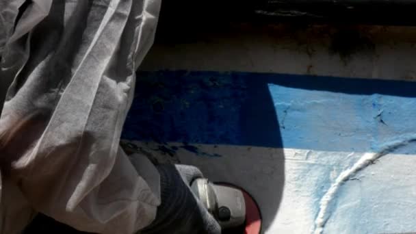 Les travailleurs arrachent la peinture sur le métal dans le processus de réparation au chantier naval. — Video