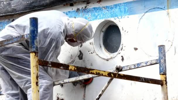 Pracovníci při opravách v loděnicích trhají barvu na kov. — Stock video