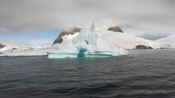Iceberg géant flottant de la fonte des glaciers en Antarctique — Video