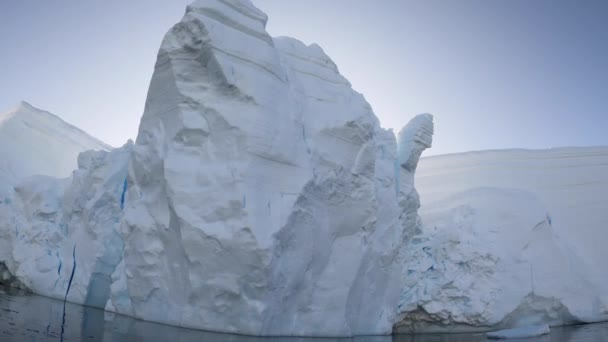 Iceberg gigante galleggiante dallo scioglimento del ghiacciaio in Antartide. — Video Stock