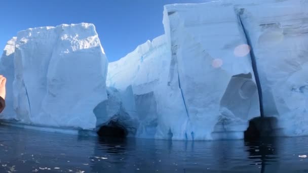 Obrovský plovoucí ledovec z tavícího ledovce v Antarktidě. — Stock video