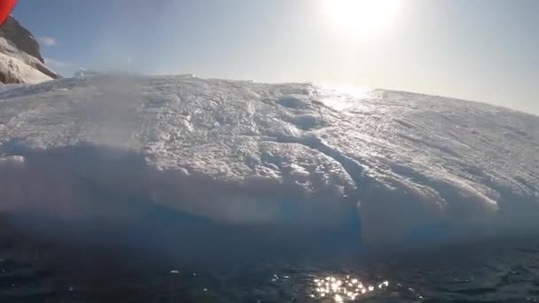 Dönen bir buzdağı görüntüsü, güneş parıldıyor.. — Stok video