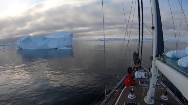 Il sole che tramonta sulla costa dell'Antartide. — Video Stock