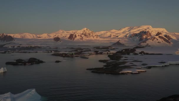 4K Luchtlandschap van besneeuwde bergen en ijzige kusten in Antarctica — Stockvideo