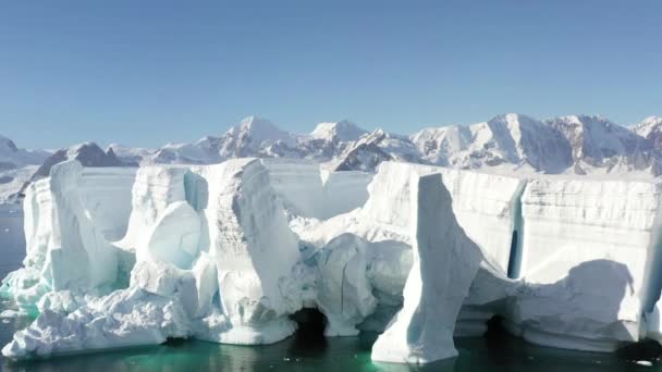 南極の雪の山と氷の海岸の4K空中風景 — ストック動画