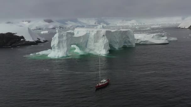 4К Воздушный ландшафт снежных гор и ледяных берегов Антарктиды — стоковое видео