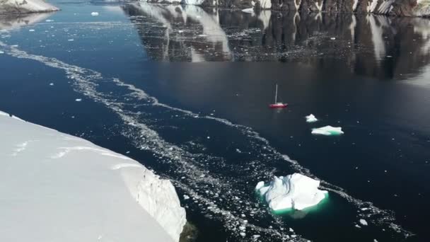 4K Krajobraz lotniczy zaśnieżonych gór i lodowatych wybrzeży na Antarktydzie — Wideo stockowe