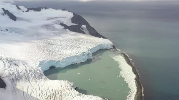4K Paisagem aérea de montanhas nevadas e praias geladas na Antártida — Vídeo de Stock