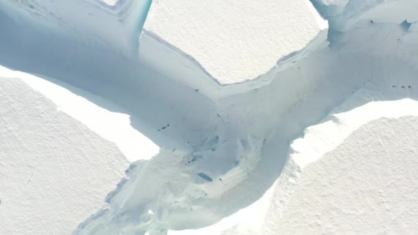 Aérea - Volar a través del arco de un iceberg grande con un segundo arco en el fondo — Vídeo de stock