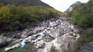 İsviçre 'de Verzaska nehrinde dönen girdaplarda su kaynar..