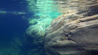 Su taşı keskinleştirir.