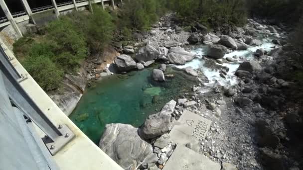 Azure água azul-turquesa de rio de montanha de Verzaska na Suíça. — Vídeo de Stock