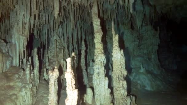 Buceo de cuevas bajo el agua en Yucatán México cenotes. — Vídeo de stock