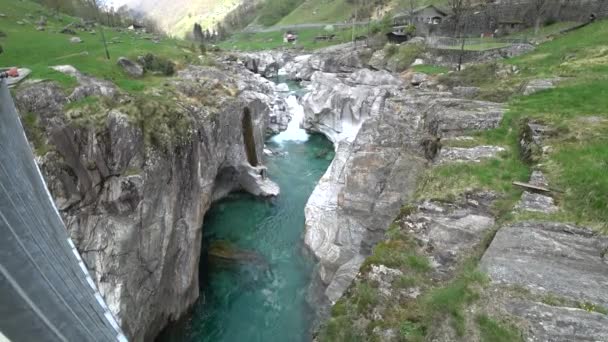 Agua azul del río de montaña de Verzaska en Suiza. — Vídeo de stock