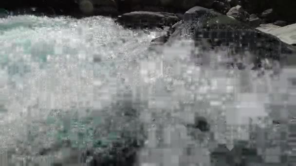 Voda brousí kámen — Stock video