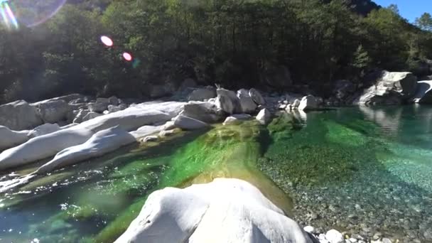 Azure água azul-turquesa de rio de montanha de Verzaska na Suíça. — Vídeo de Stock