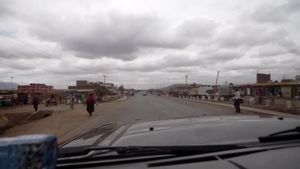 Pemandangan sebuah jalan Kenya dari kap truk. — Stok Video