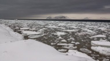 Buz mağarasında buz sarkıtları ve dikitler..