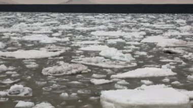 Buz mağarasında buz sarkıtları ve dikitler..