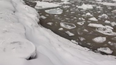 Buz mağarasında buz sarkıtları ve dikitler..