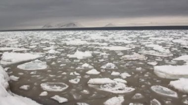 Buz mağarasında buz sarkıtları ve dikitler..