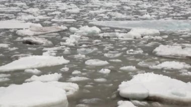 Buz mağarasında buz sarkıtları ve dikitler..