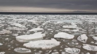 Buz mağarasında buz sarkıtları ve dikitler..