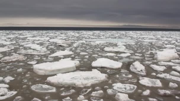 Estalactitas de hielo y estalagmitas en cueva de hielo. — Vídeos de Stock