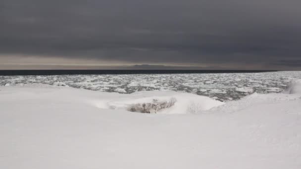 Estalactitas de hielo y estalagmitas en cueva de hielo. — Vídeos de Stock