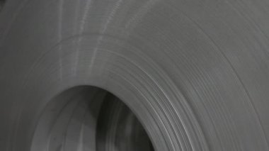 Paslanmaz çelik borular fabrikada dönen metalin ürünüdür..