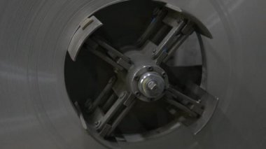 Paslanmaz çelik borular fabrikada dönen metalin ürünüdür..