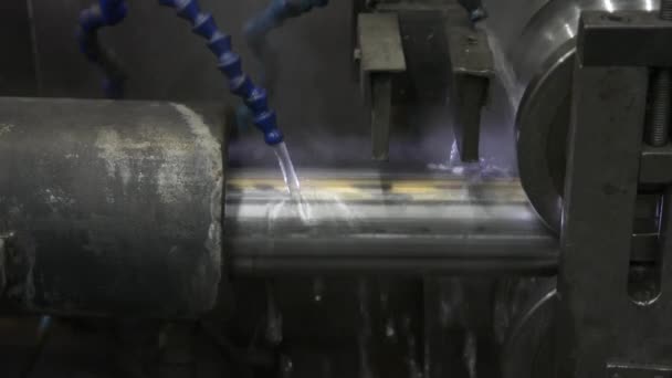 Rostfria rör är färdiga produkt av metall rullande i fabrik. — Stockvideo