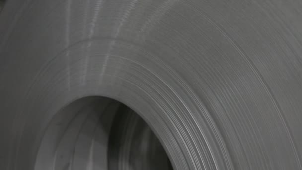 Paslanmaz çelik borular fabrikada dönen metalin ürünüdür.. — Stok video