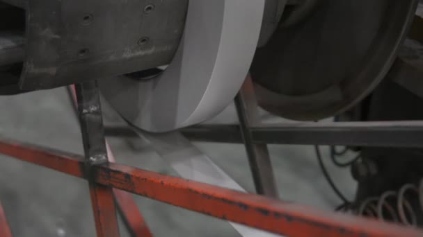 Rostfria rör är färdiga produkt av metall rullande i fabrik. — Stockvideo