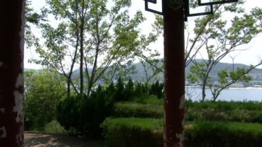 Yunnan ilindeki Fuxian Gölü 'ndeki Çin Budist Manastırı..