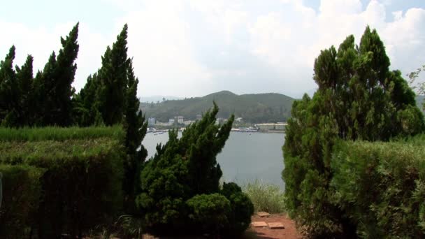 Monasterio budista chino en el lago Fuxian en la provincia de Yunnan China. — Vídeo de stock