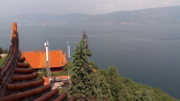 Monasterio budista chino en el lago Fuxian en la provincia de Yunnan China. — Vídeos de Stock