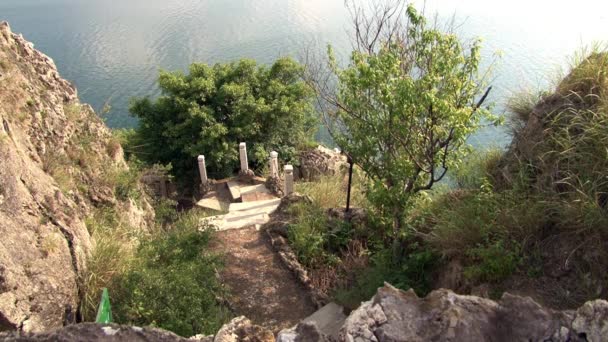 Yunnan Eyaleti 'ndeki Fuxian Gölü kıyısında Çin usulü çatı çardağı.. — Stok video